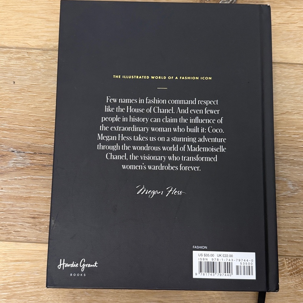 COCO CHANEL Fashion Book
Coco Chanel:The Illustrated World of a Fashion Icon - Picture 5 of 10